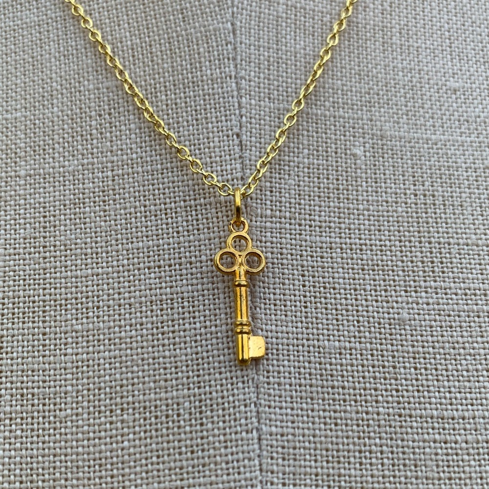 NWT Sterling Silver Plated 2-Tone Gold Chain & Mini Key Charm Necklace - Picture 6 of 15